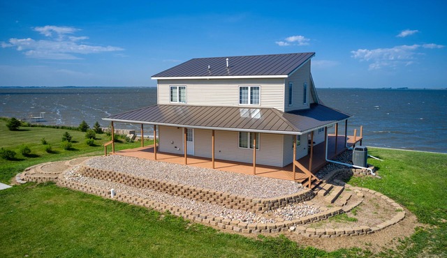 Cozy & secluded private beach side home
