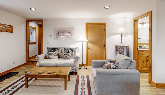 Cozy & secluded studio - quiet location near town, hiking, & skiing