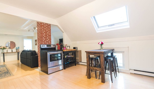 Cozy Second Floor Apartment, On Back Cove.