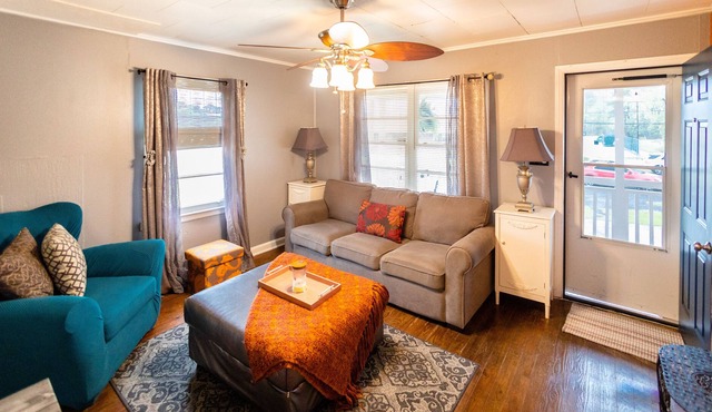 Cozy Second Floor Cottage House 7mins from downtown Savannah