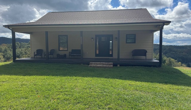 Cozy, Serene, 3 porches with Mountain View’s and access the historic New River