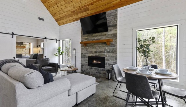 Cozy serene couples cabin w Hot Tub/great location