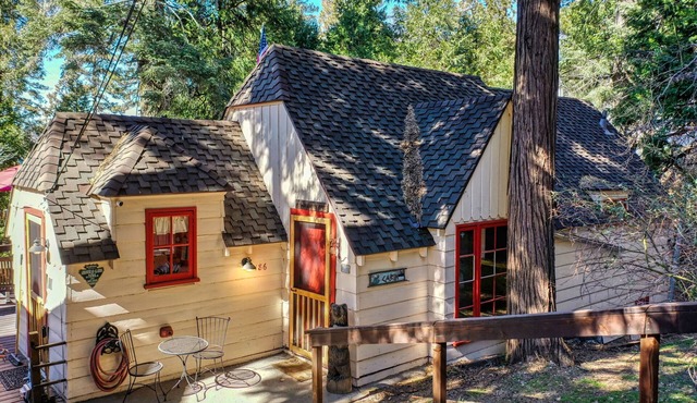 Cozy Shabby Chic, Romantic, close to lake and FIDO friendly cabin.
