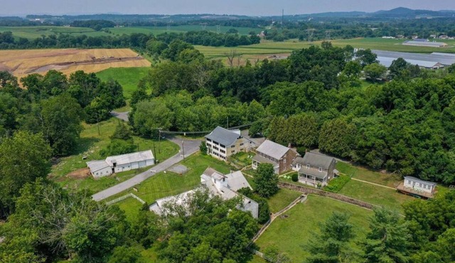 Cozy Shepherd’s Hut on Conewago Creek Near Lancaster & Hershey