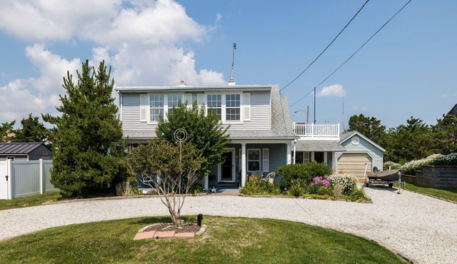Cozy Shore House, Beach on one side, Bay on the other side