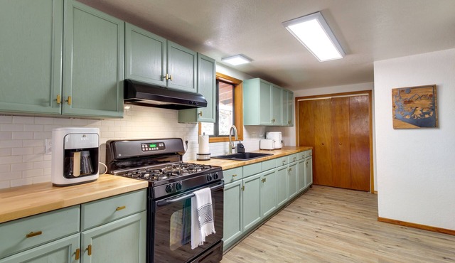 Cozy Show Low Cottage w/Wood-Burning Stove