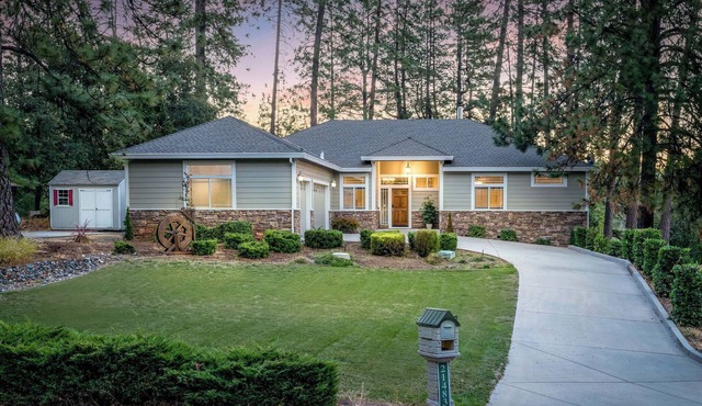 Cozy Sierra foothills home with 3Bedrooms, 2full baths with outdoor deck dinning