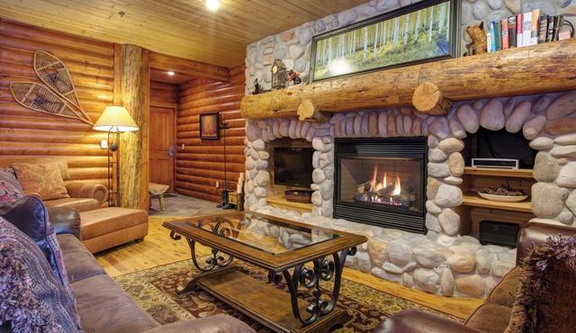 Cozy Silver Lake 2BR steps from lifts, dining, shops. Hot Tub, Pool, BBQ, WiFi