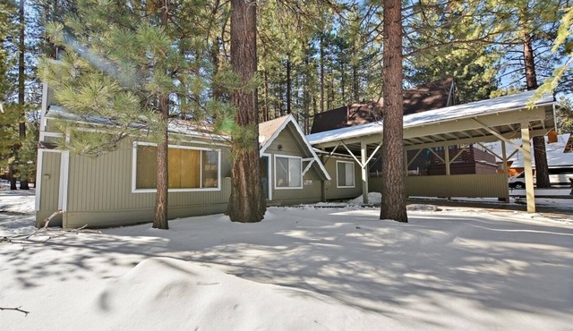 Cozy Single Level 3bd/2bth Cabin! Walking Distance to Snow Summit!