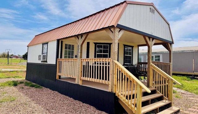 Cozy single room cottage with private bathroom and kitchenette. Perfect Getaway
