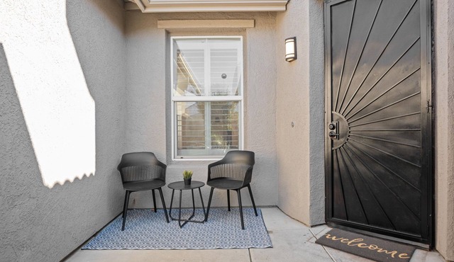 Cozy single story home, 9 mins from Sacramento International airport.