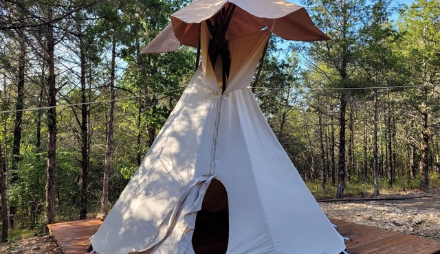 Cozy Sioux Tipi at Cedar Ridge Ranch & Trails