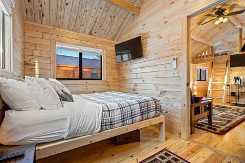 Cozy ski cabin #6 W/Loft, HOT TUB