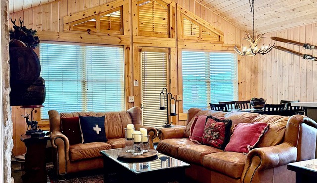 Cozy Ski Chalet, Mountain Views and short walk to base of Deer Valley!