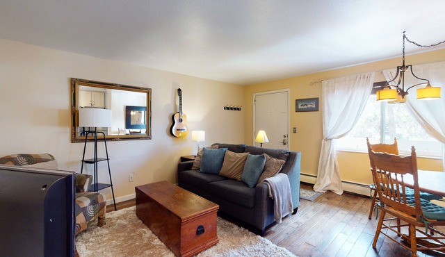 Cozy ski condo w/a full kitchen - just steps from shops, restaurants, & slopes