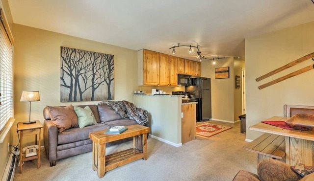 Cozy Ski-in 4 O'Clock Run/5 Minute Walk to Town/Dog Friendly 1BR!