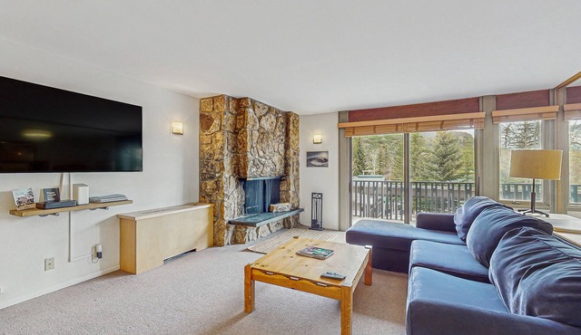 Cozy ski-in/ski-out condo with pool in summer & hot tub, year round