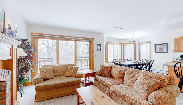 Cozy ski-in/ski-out home next to Grammy Jay trail with fireplace, mountain views