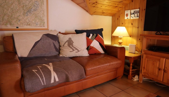 Cozy Ski Loft next to Morillon Gondola. Family friendly Sleeps 5-10.