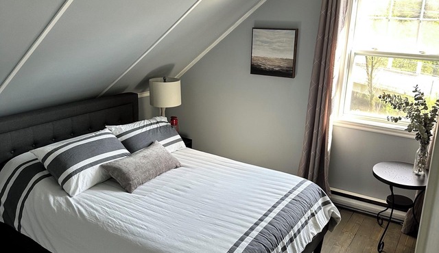 Cozy ski retreat on Lakefront Cottage In Ivry-sur-le-Lac