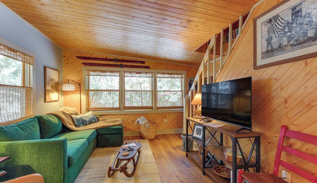 Cozy Ski Retreat! 3 Mi to Okemo Mtn Slopes
