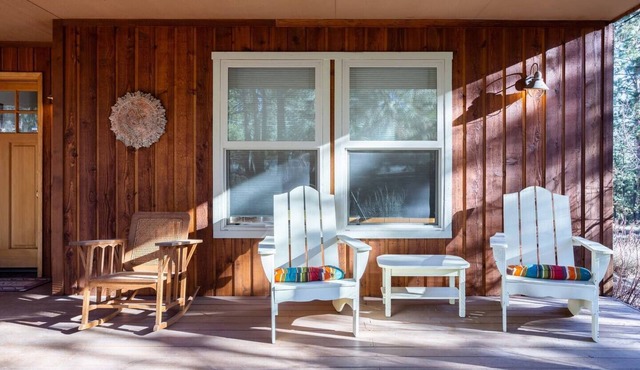 Cozy Ski Retreat Bend Oregon - Hot Tub, Wi-Fi, trail access