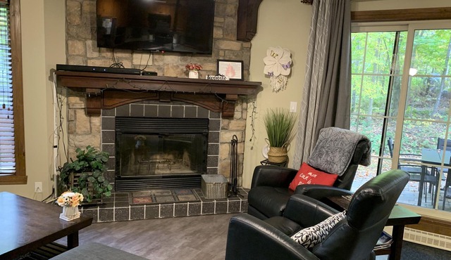 Cozy ski retreat on Mont tremblant w/artist studio (Pet-Friendly!)