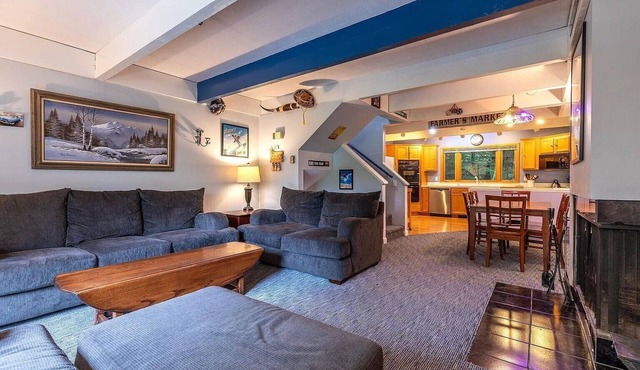 Cozy ski retreat on the Stratton Access Road - 5 minutes to the slope!