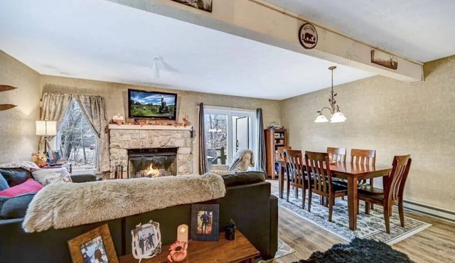 Cozy ski retreat on Jack Frost Mountain, just 10-minute walk to ski office!