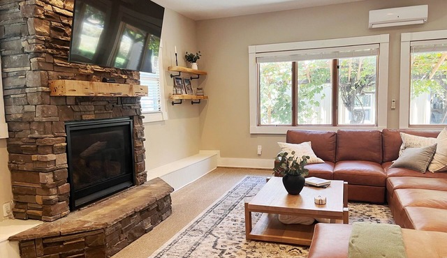 Cozy Ski Retreat w/HotTub and Majestic Views - Ski @ Park City, Powder or Basin