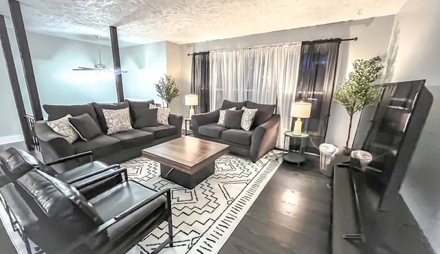 Cozy & Sleek 3 bd 3 b Sleeps 8