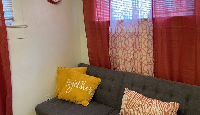 Cozy Small Cottage Downtown - Walk to University of Nevada Reno