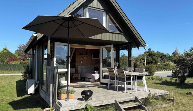 Cozy small holiday home with sea view