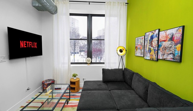 Cozy smoking Suite Downtown McCormick Lakefront
