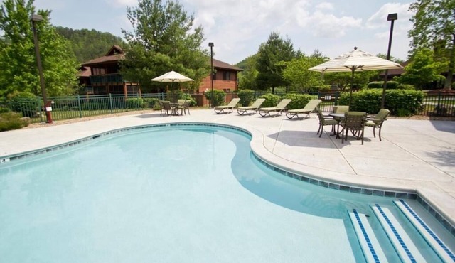 Cozy Smoky Cabin w/Jacuzzi, Heated Pool, Games & Volleyball Court l 2 Rooms