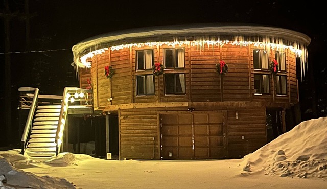 Cozy snow globe like cabin in Blue River forest 7 min to Breck. On bus route!