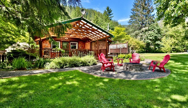 Cozy Sol Duc River Riverfront Retreat w/Hot Tub