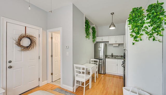 Cozy Somerville Studio: 2 Mi to Boston, Walk to T!