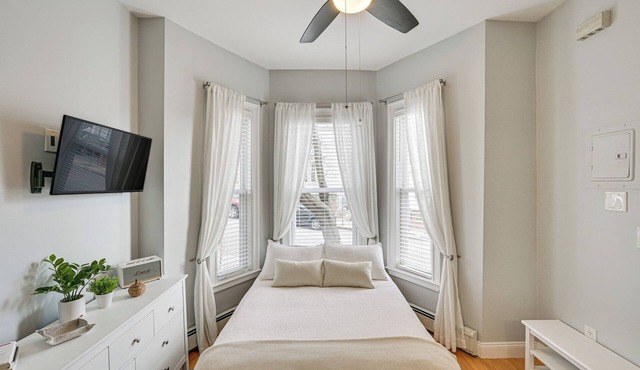 Cozy Somerville Studio: 2 Mi to Boston, Walk to T!