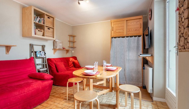 Cozy South-Facing Studio with Stunning Mountain Views