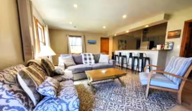 Cozy South Haven Cottage. Short walk to beach. Family and pet friendly!