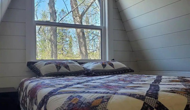Cozy South Loft on Lake Cecebe. Tranquility above Muskoka at Rockwynn Cottages