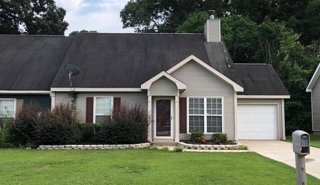 Cozy Southern "Ranch-Style" Townhome - Fully furnished with attached garage.