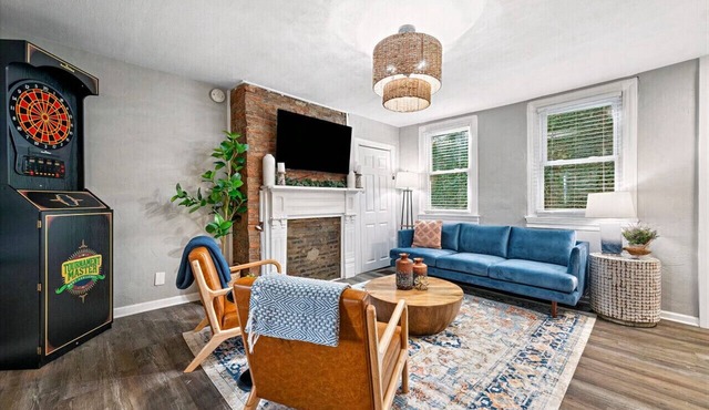 Cozy Southside Pitt home w/Pool Table +Yard