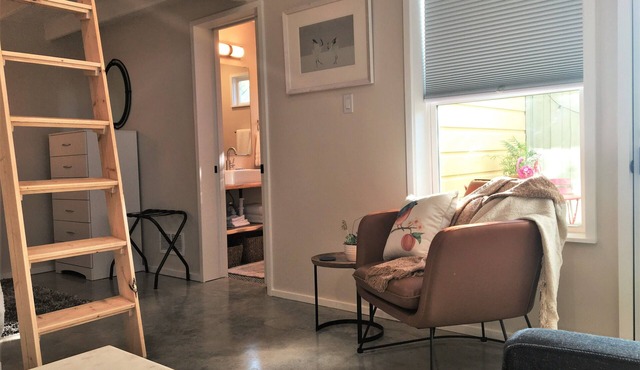 Cozy Southside Studio & Loft with full amenities & close to several hot spots!