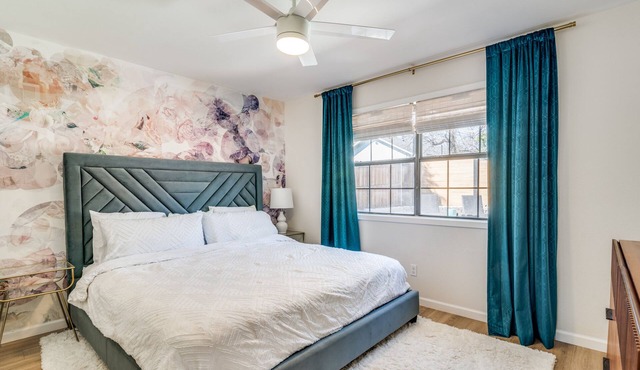Cozy Spa-like cottage with lake views and pool just outside of the city!