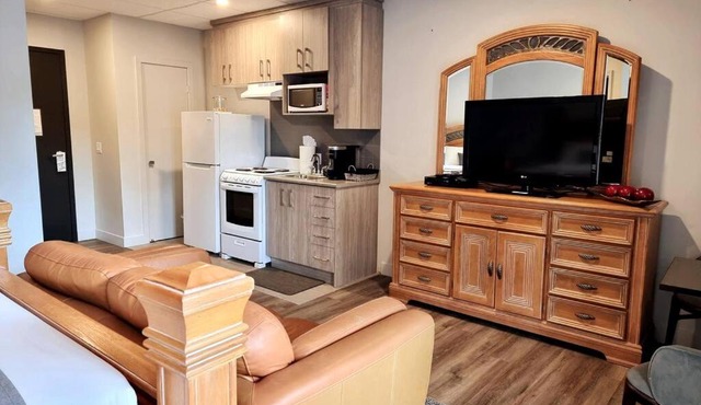 Cozy Spacious 1-BDR Studio #8. FREE Parking