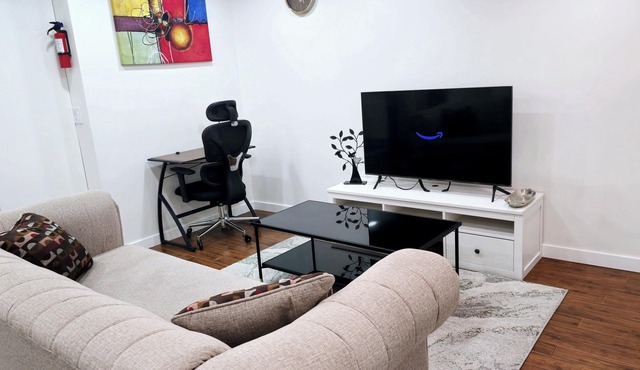 Cozy & Spacious 1-bedroom apartment in SW Calgary with WiFi near Spruce Meadows