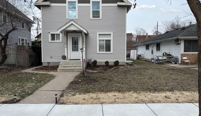 Cozy, spacious 4 bedroom with built in fireplace by Powderhorn lake