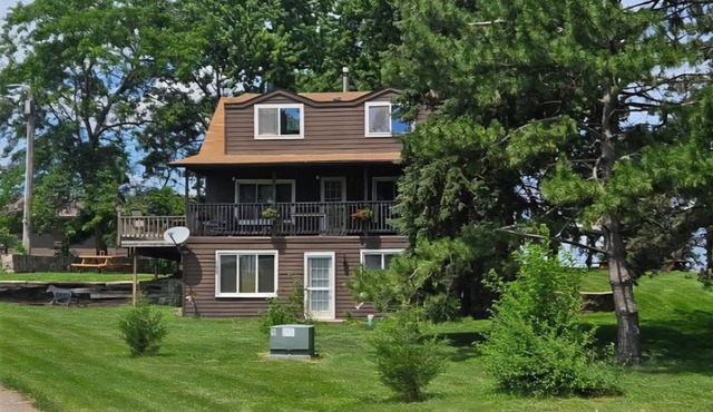 Cozy & Spacious 5-bedroom cabin in Chancellor just minutes from Sioux Falls.